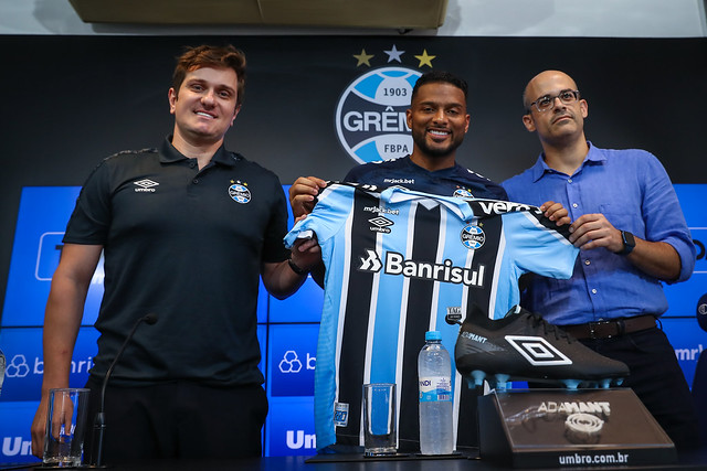 Na apresentação ao Grêmio, Reinaldo diz ter recusado o Fluminense e justifica escolha