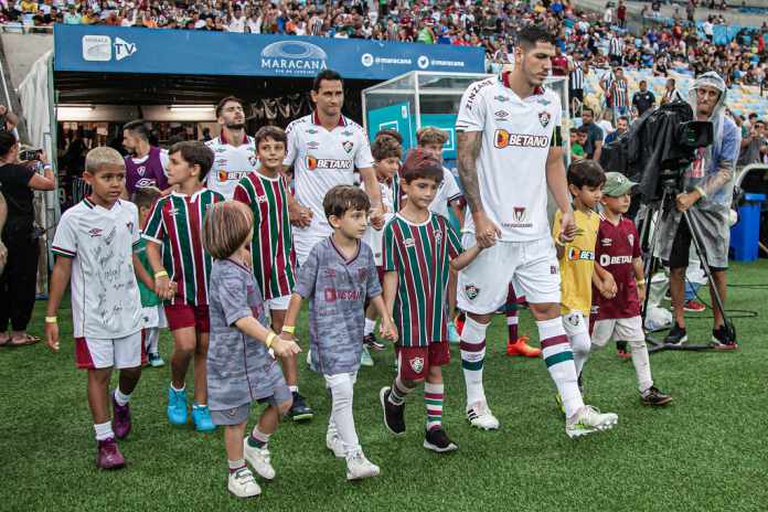 Fluminense joga em ritmo de treino, bate The Strongest e lidera