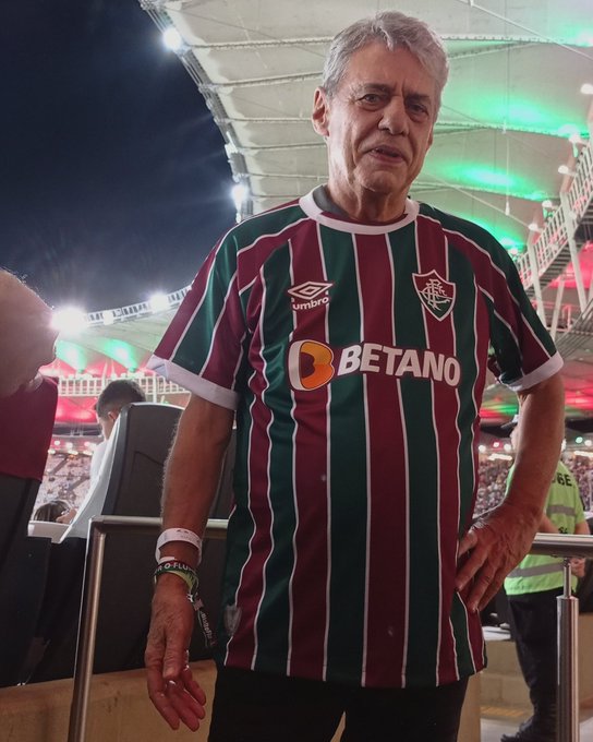 Aos 75 anos, Chico Buarque joga futebol com amigos no Rio - Quem