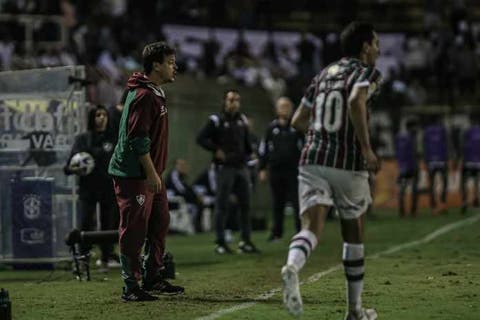Fernando Diniz analisa sequência de gols sofridos pelo Fluminense