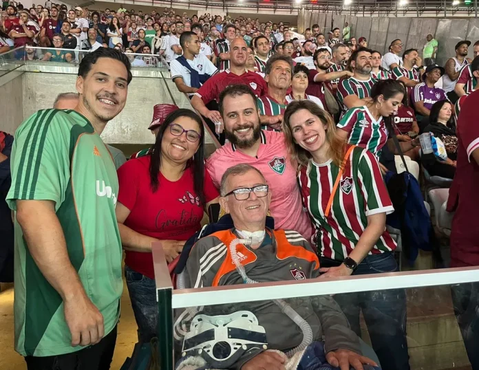 Presidente do Vitória assiste jogo no meio da galera