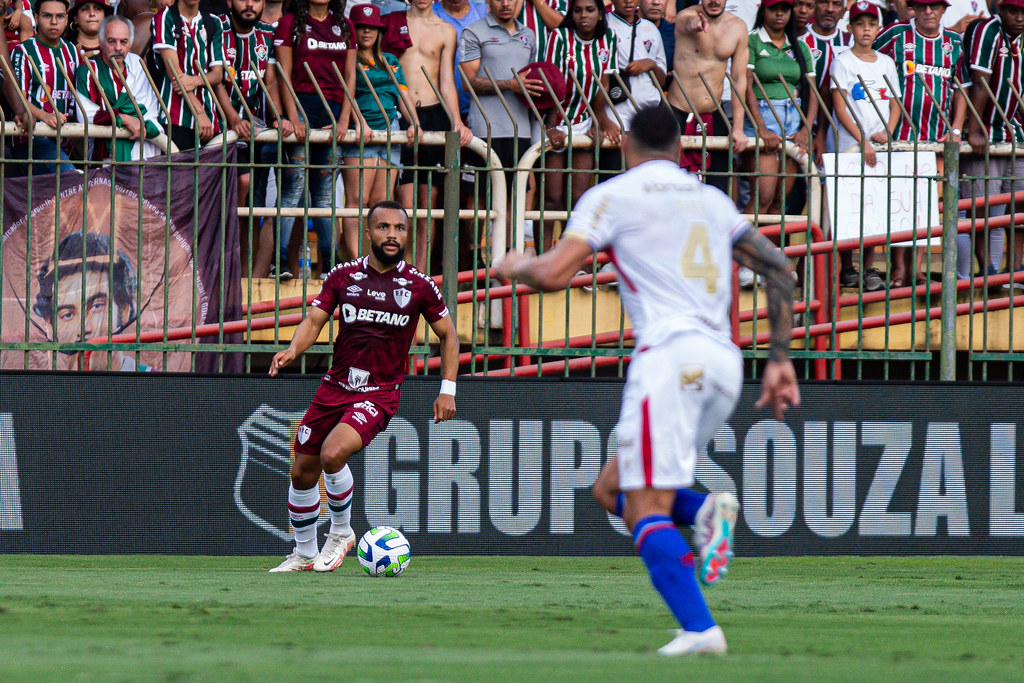 André recebe amarelo e desfalca o Fluminense para o jogo de volta contra o  Corinthians