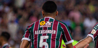 Alexsander e jogadores da base do Fluminense visitam crianças que