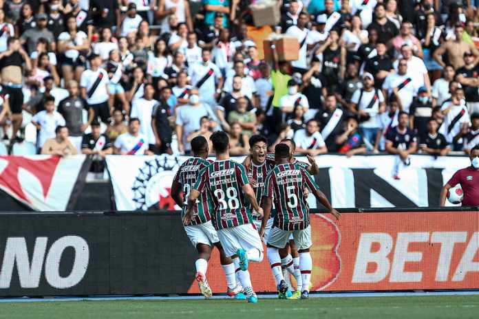 jogadores do fluminense celebrando gol diante da torcida do vasco