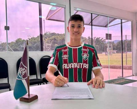 Zagueiro renova contrato com o Fluminense