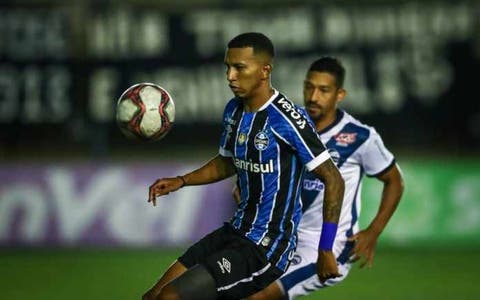 Fluminense faz proposta oficial por Léo Chú