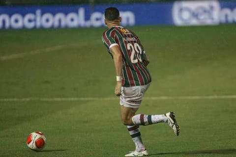 Renato Augusto explica escolha pela camisa 20 no Fluminense