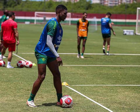 Na briga por uma vaga, Lelê exalta força do elenco do Fluminense