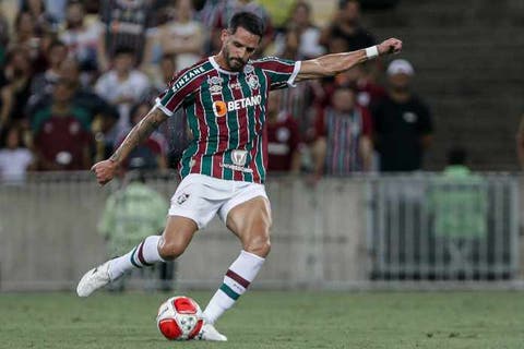 Renato Augusto analisa estilo Diniz no Fluminense: