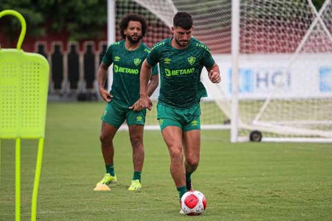Por que Gabriel Pires não consegue jogar no Fluminense? Jornalista explica o caso