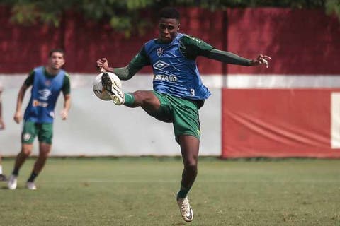 Após estreia em situação difícil, Lucumí deve receber mais chances no Fluminense, diz site