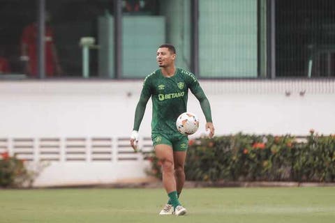 André cita erros da estreia e vê Fluminense pronto para ceder menos espaços