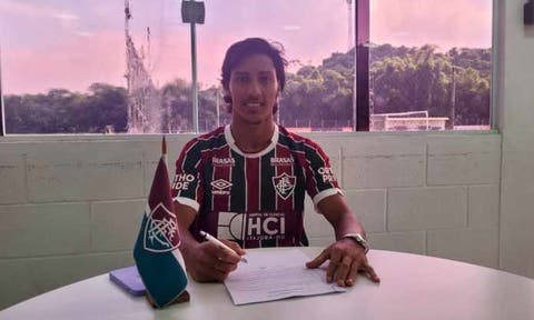 Atacante assina primeiro contrato profissional com o Fluminense