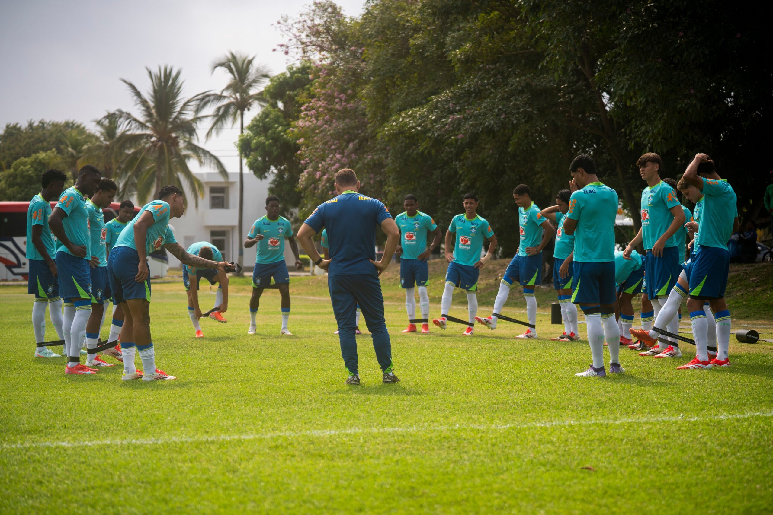 Seleção brasileira sub-17 treina na Colômbia