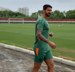 Everaldo em treino do Fluminense